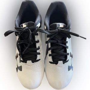 EUC Under Armour Baseball Cleats Size 3 Youth